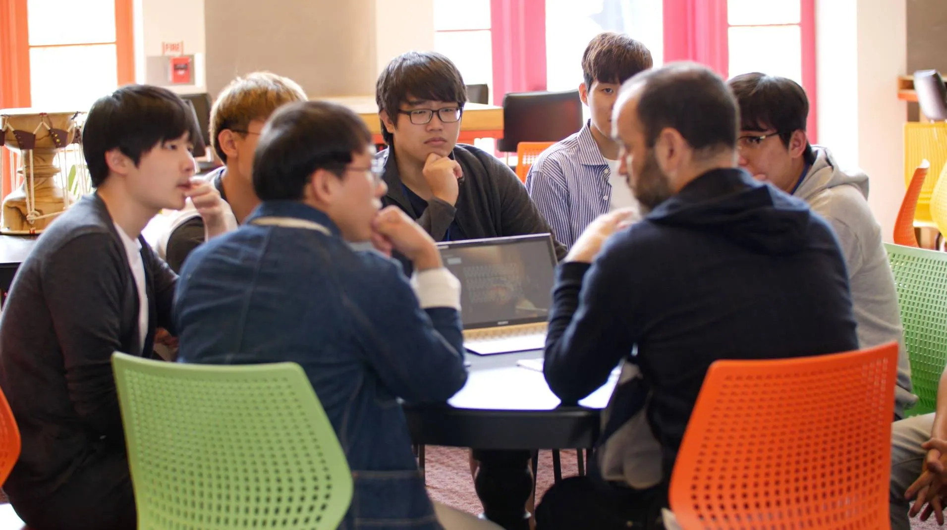 한 아저씨의 제품 설명을 듣는중